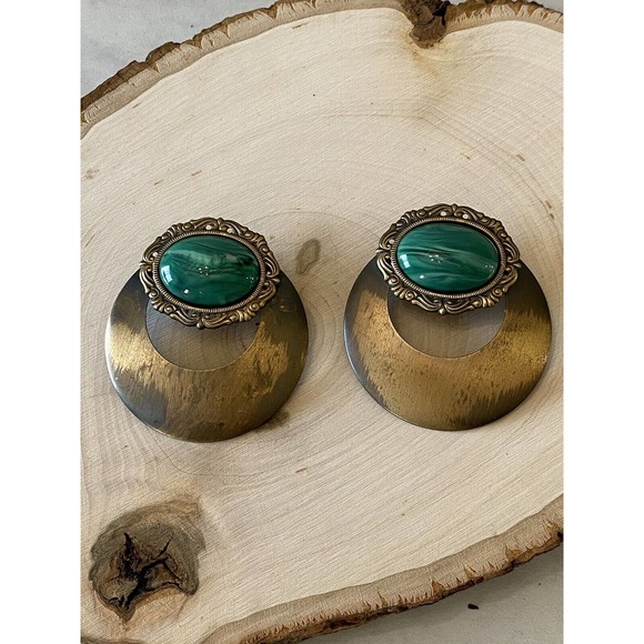 UNIQUE FAUX MALACHITE AND BRASS-TONE VINTAGE CLIP ON EARRINGS - Picture 7 of 9